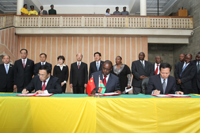 内罗毕市长Evans Kidero、北京市交通委主任周正宇、福田汽车总经理王金玉签署合作协议（摄影：中国国际广播电台肯尼